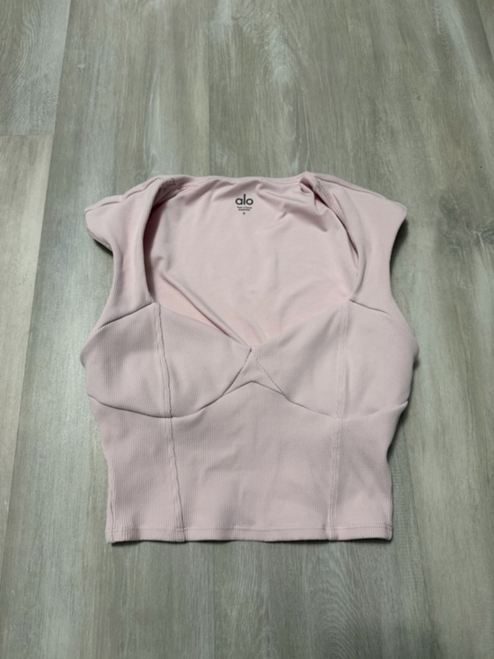 ALO YOGA RIBBED SWEETHEART SHORT SLEEVE TOP